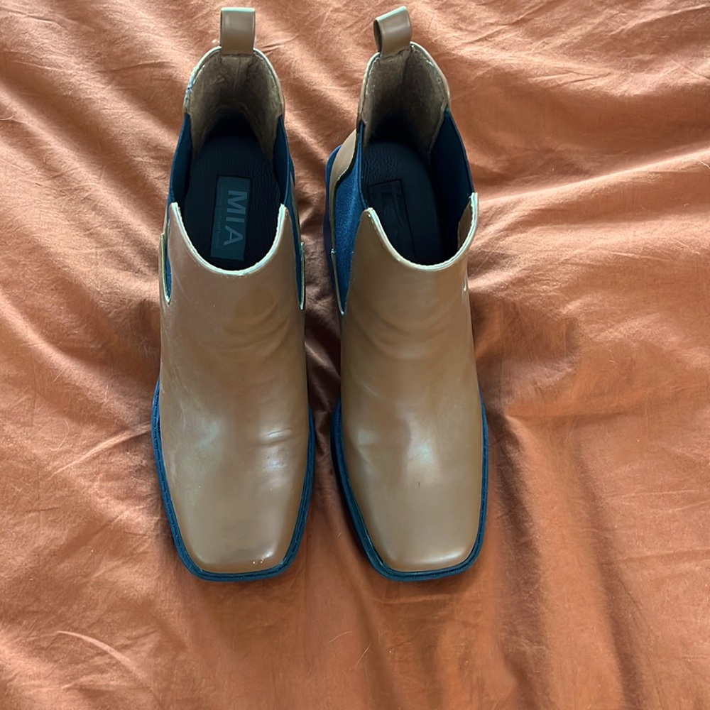 Mia brand Brown platform ankle boots